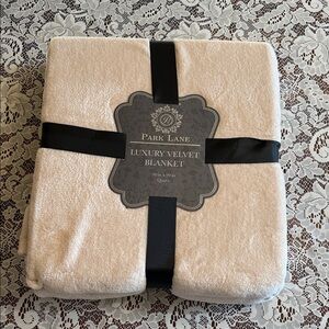 Park Lane Plush Cream Velvet Throw - queen size
